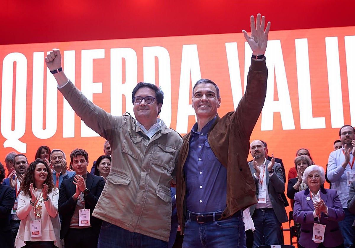 Óscar López y Pedro Sánchez, en el XV Congreso regional del PSOE de Madrid, en Leganés