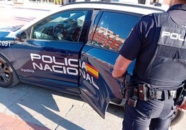 Pillan a una pareja robando aceite usado de contenedores para revenderlo