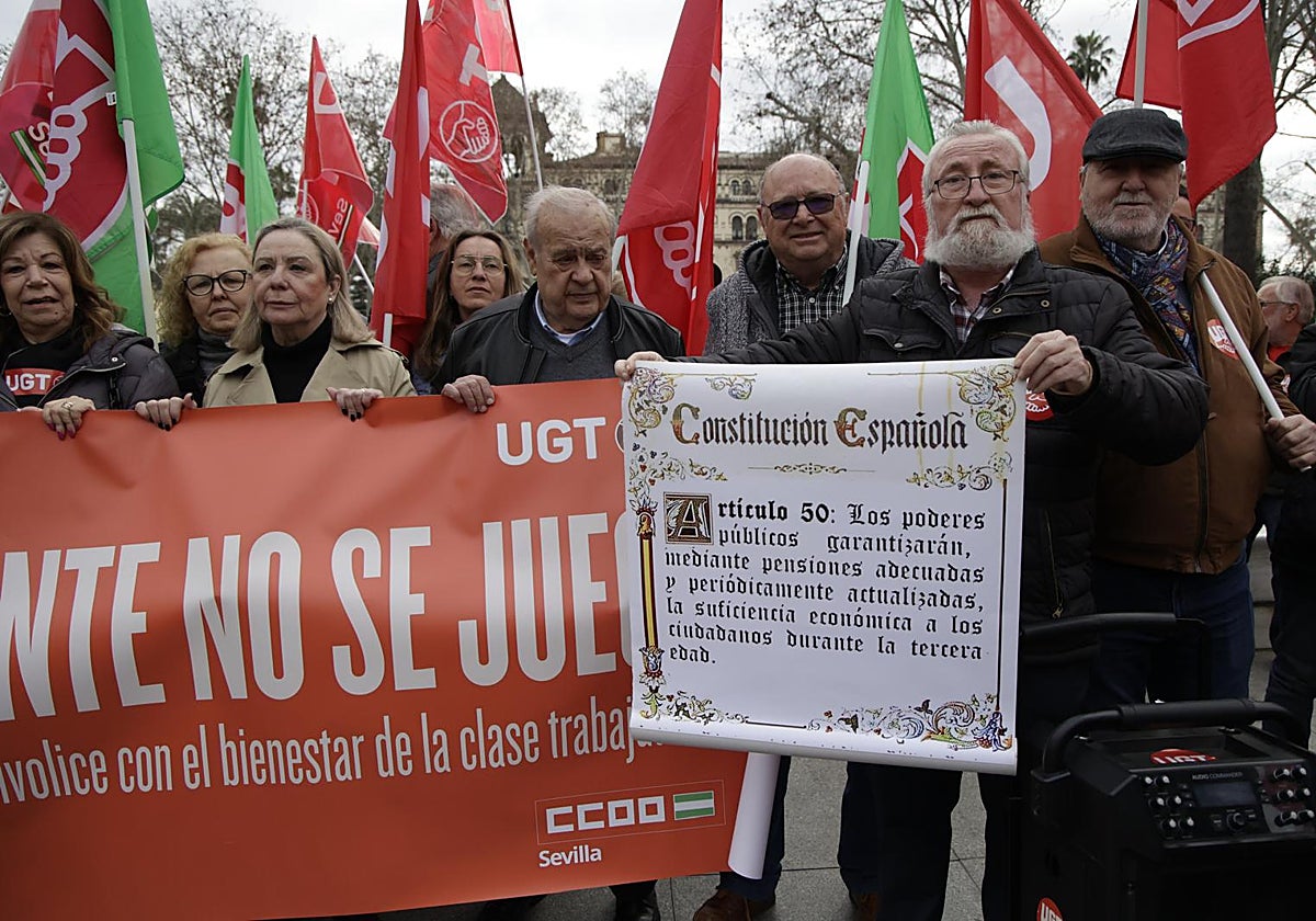 Manifestantes en la movilización convocada por los sindicatos este domingo en Sevilla por las pensiones