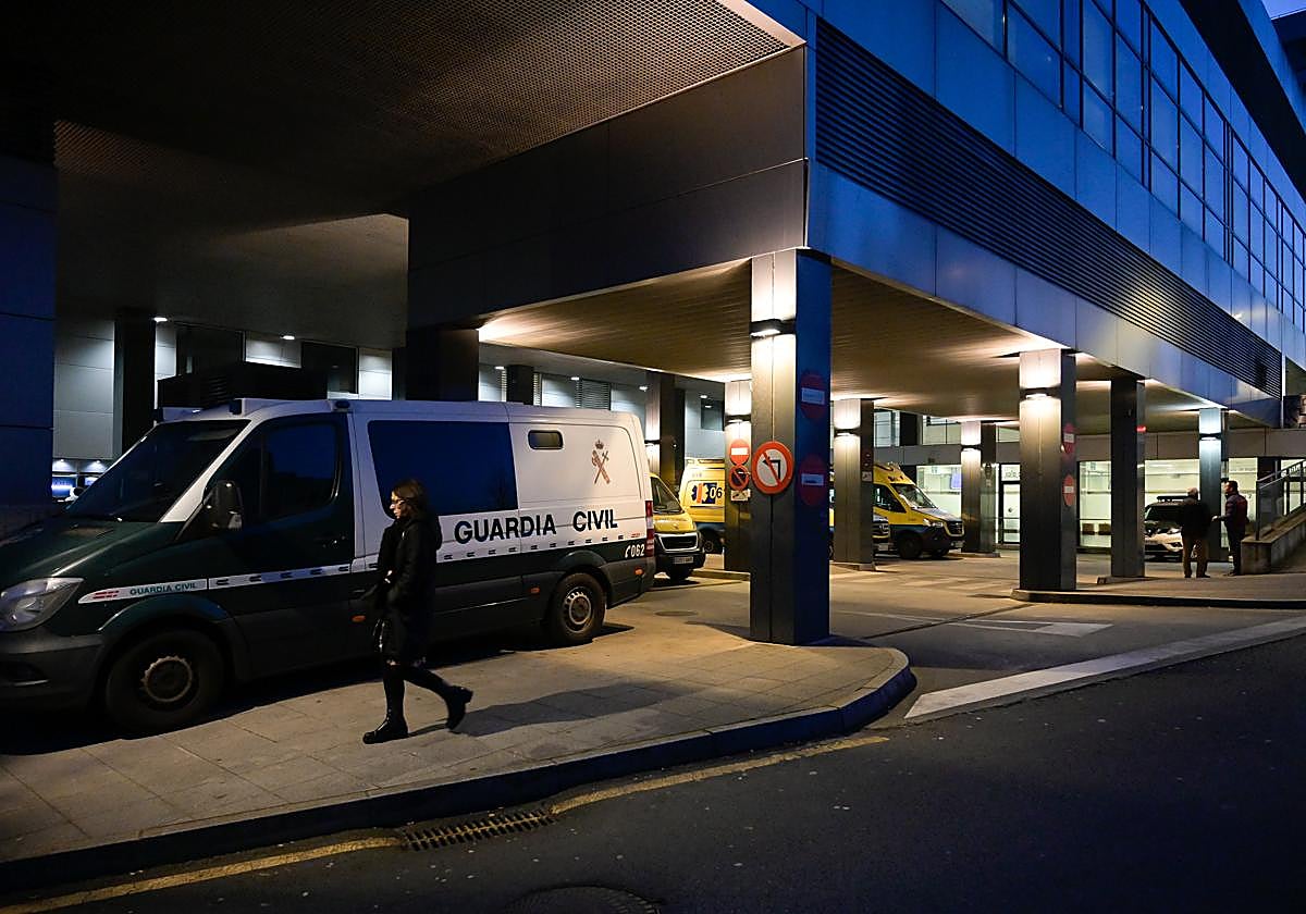 Un paciente agrede con un arma blanca a un enfermero y un guardia de seguridad en el complejo hospitalario de A Coruña