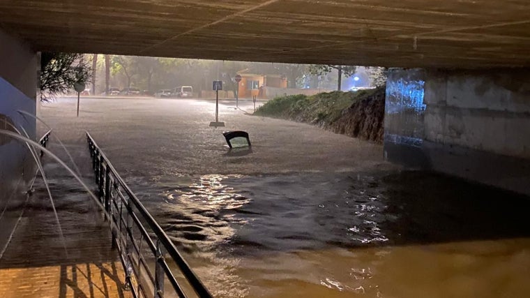 Imagen de un coche cubierto de agua en Torremolinos este lunes