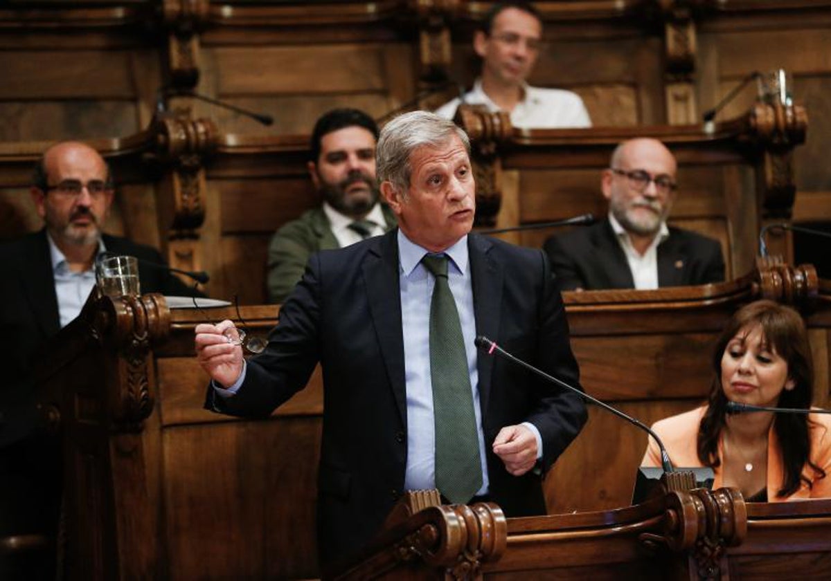 Alberto Fernández, durante su etapa como jefe de grupo del PP en Barcelona, en un pleno municipal