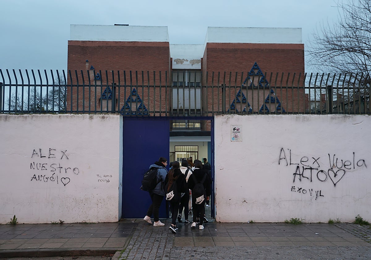 Un grupo de alumnos entra al IES Averrores este lunes con pintadas de recuerdo hacia el menor apuñalado