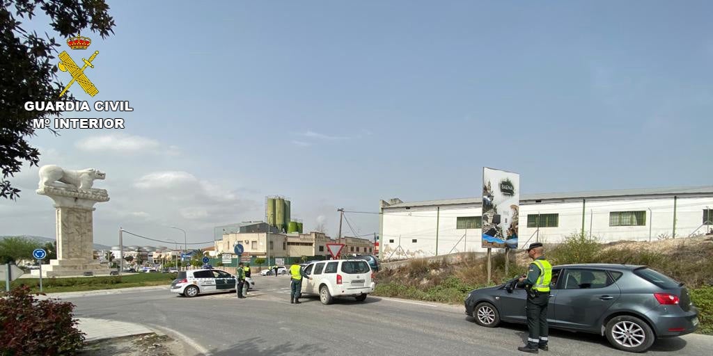 Le pillan robando en un supermercado de Baena y agrede al guardia jurado