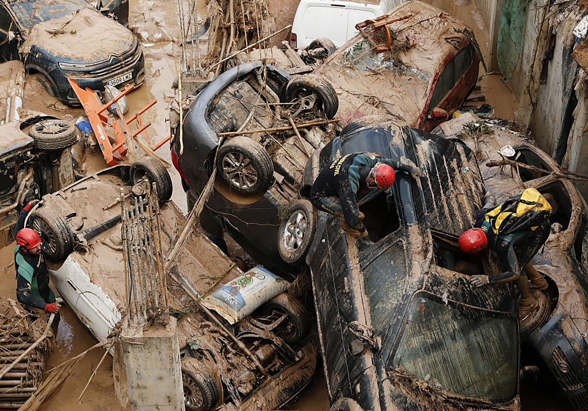 Búsqueda de víctimas de la dana en una de las zonas afectadas en Valencia