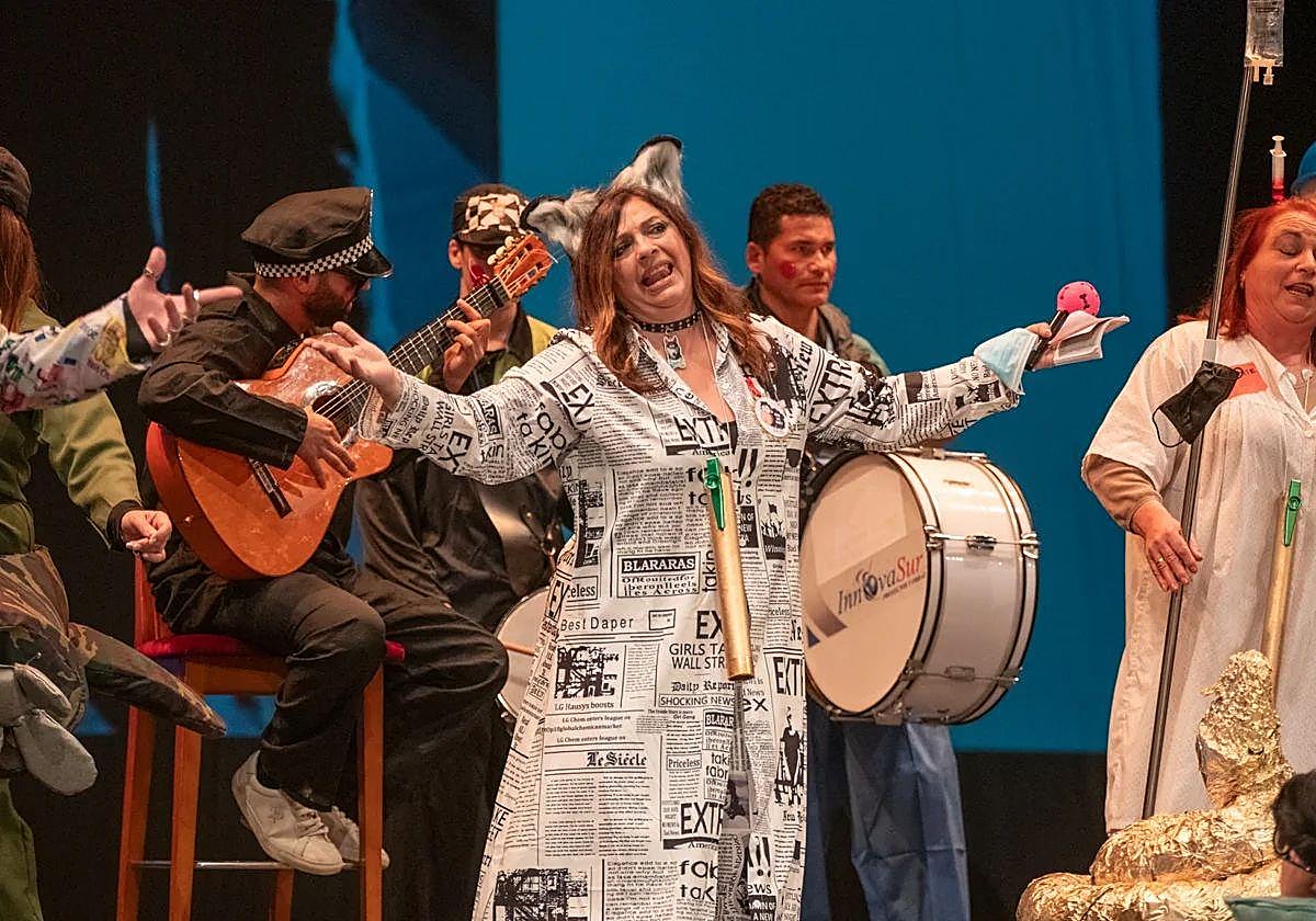 Uno de los momentos de la chirigota 'Abre los ojos' en el Falla