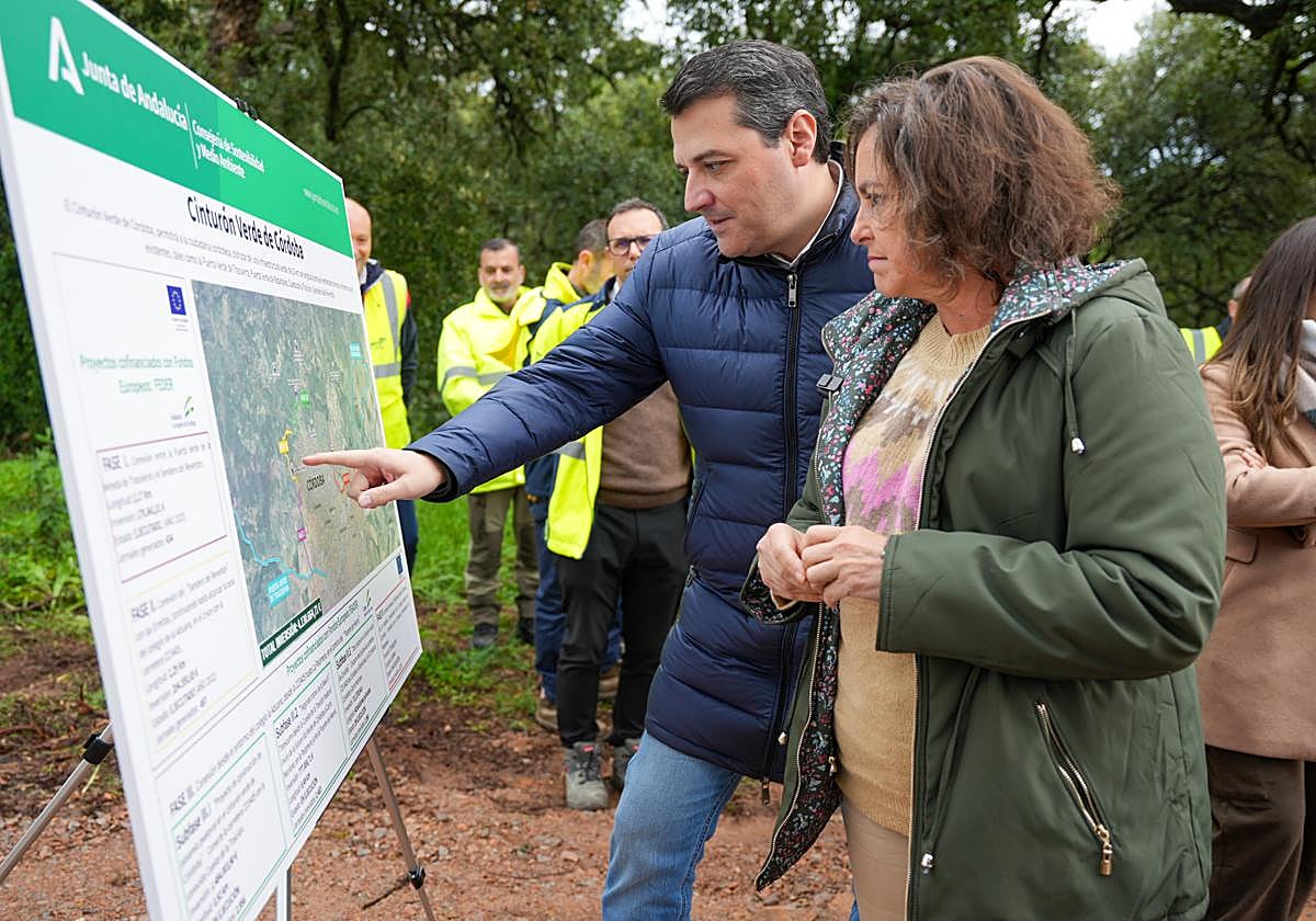 La consejera de Medio Ambiente y el alcalde observan el mapa del Cinturón Verde