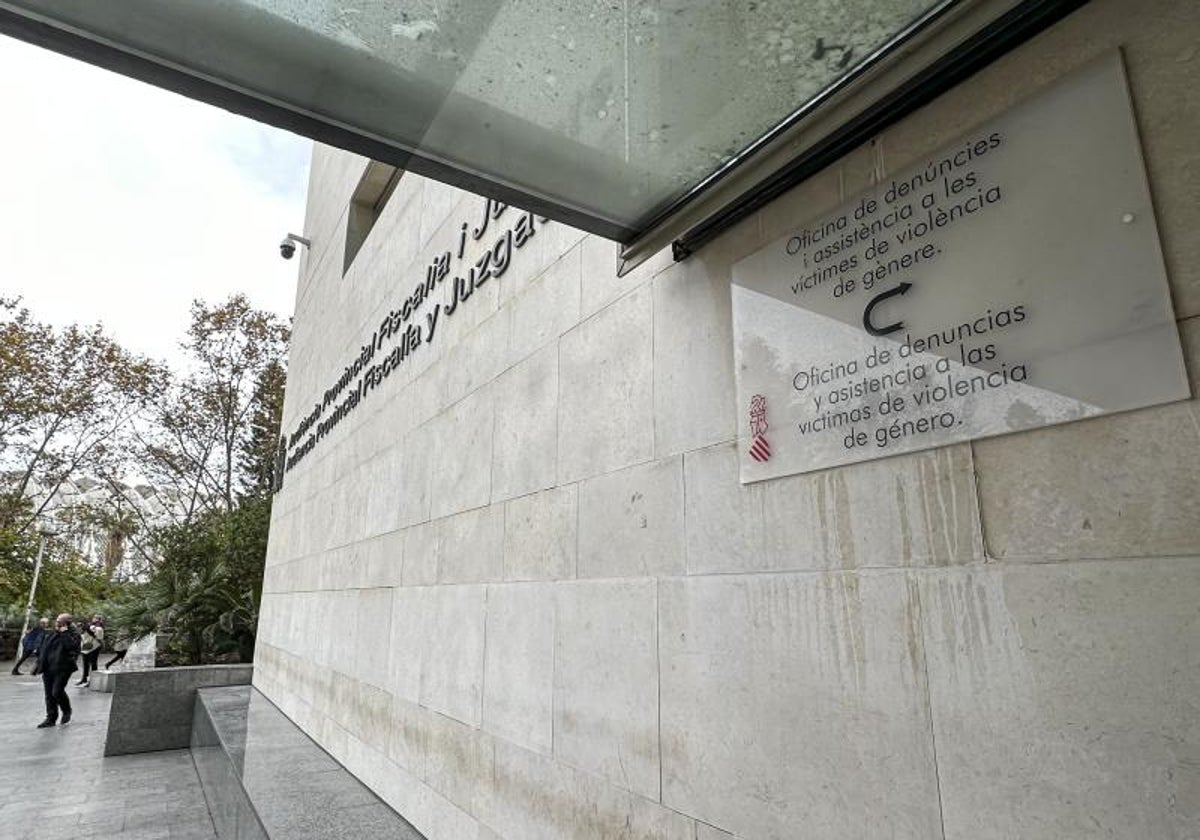 Acceso a la Audiencia Provincial de Valencia, sede del juicio