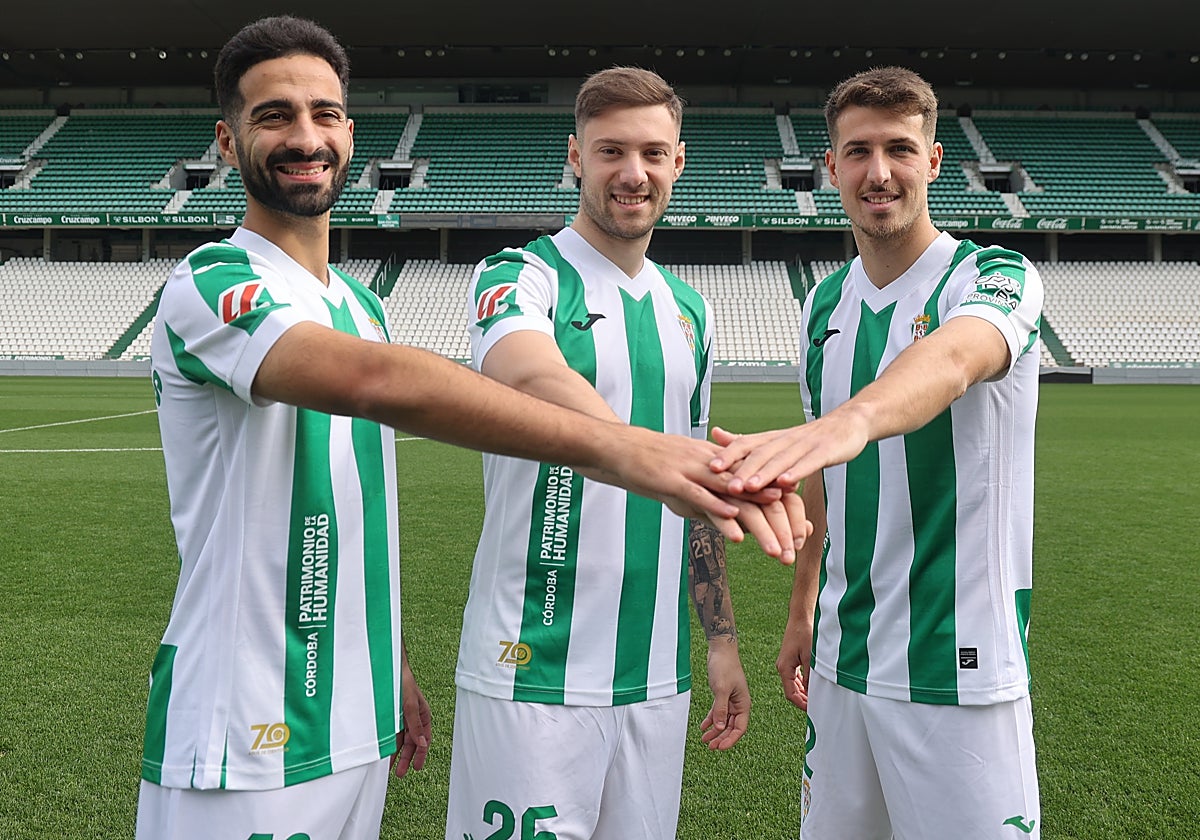 Rubén Alves, Corbo y Pedro Ortiz posan con la camiseta del Córdoba