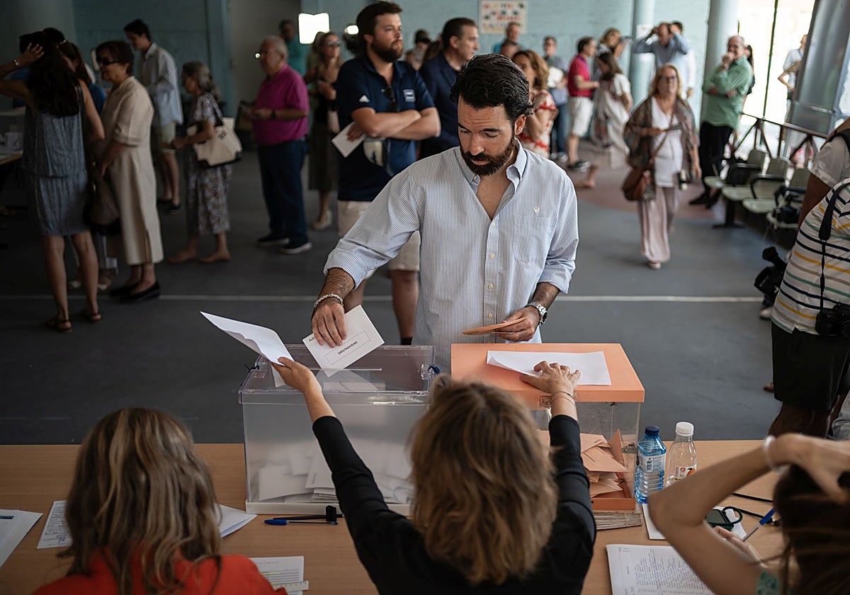 Un hombre ejerce su derecho al voto en Madrid en las elecciones generales del 23-J