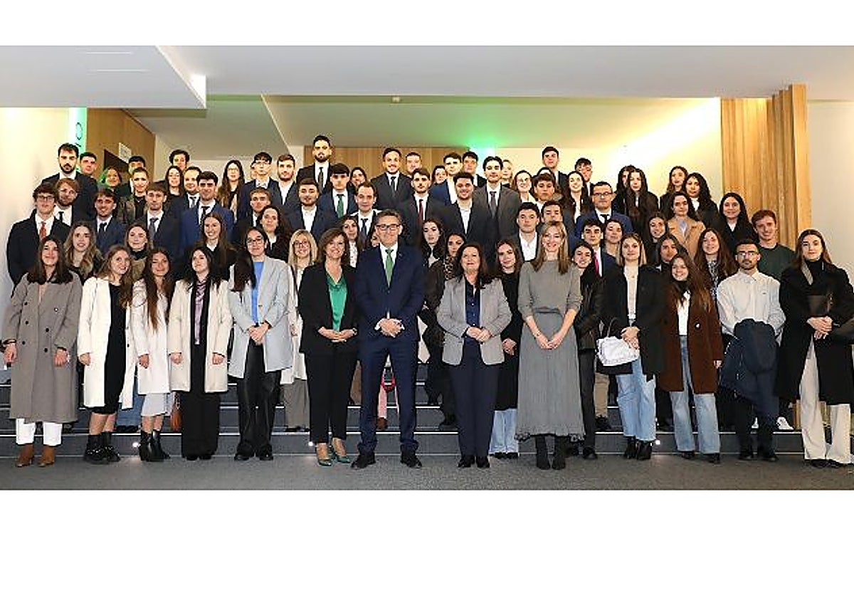 Foto de familia de los estudiantes universitarios con Víctor Manuel Martín López, director general de Eurocaja Rural; Rebeca Rubio Rivera, vicerrectora de Proyección Universitaria de la UCLM; y Paloma Gómez Díaz, directora de la división de Recursos Humanos y Jurídica