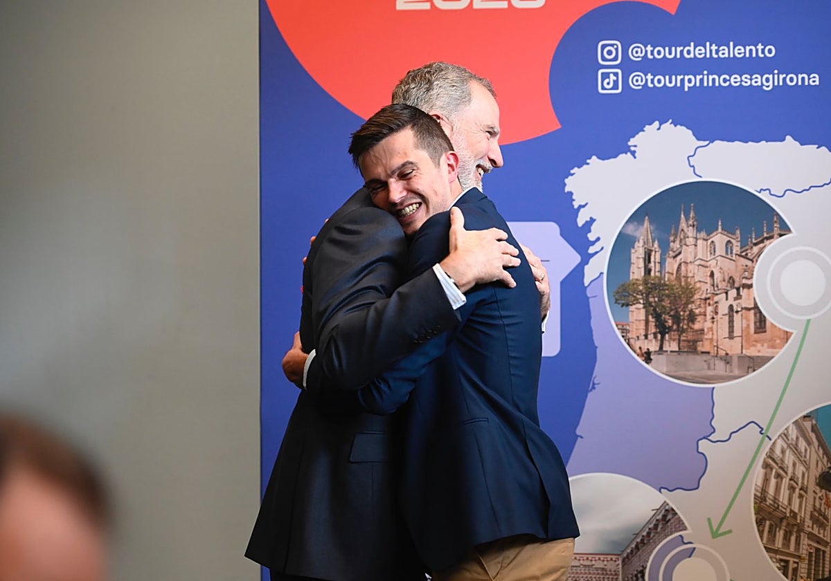 El galardonado se abraza al Rey tras ser premiado