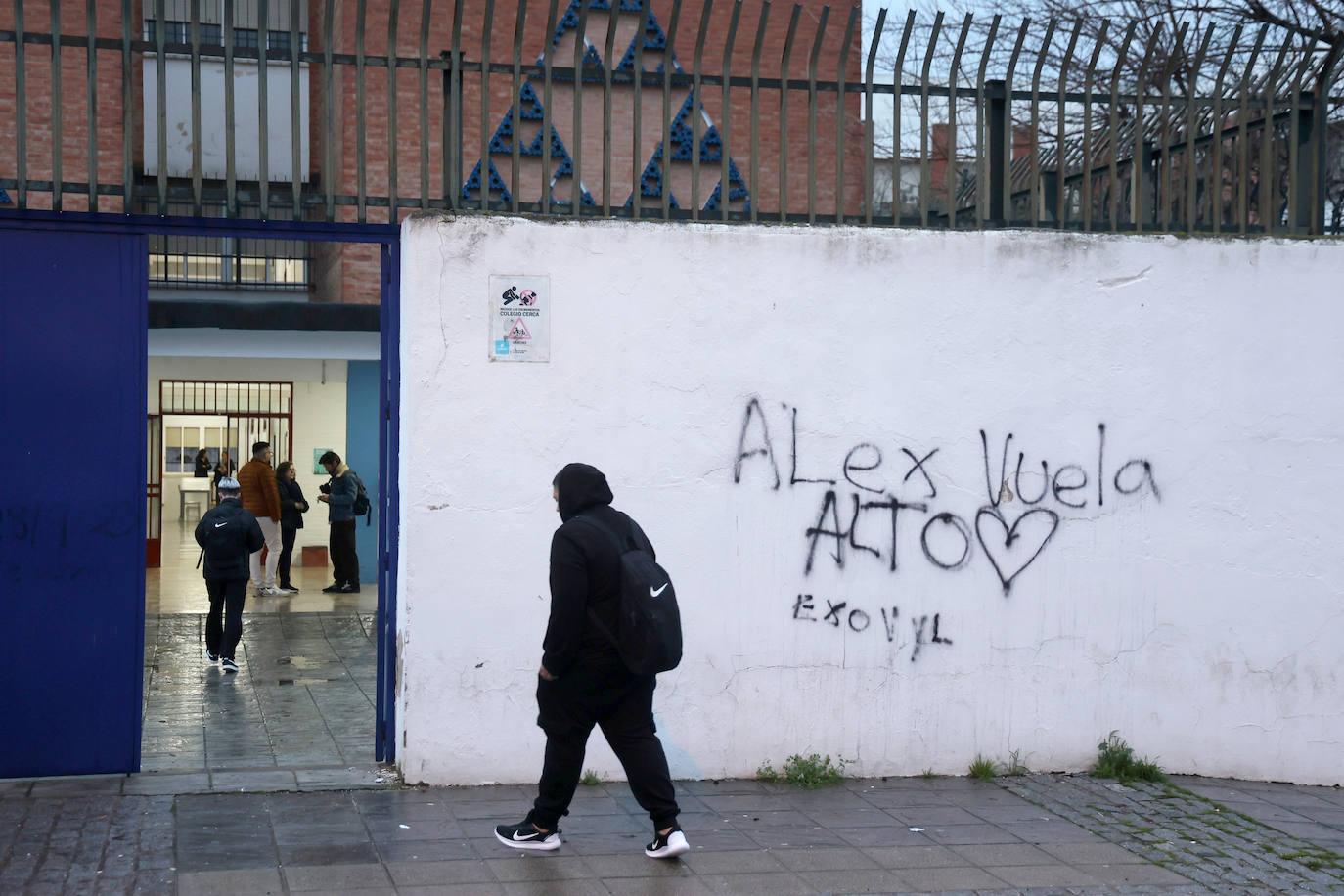 El emotivo minuto de silencio del IES Averrores por el joven apuñalado en Córdoba, en imágenes