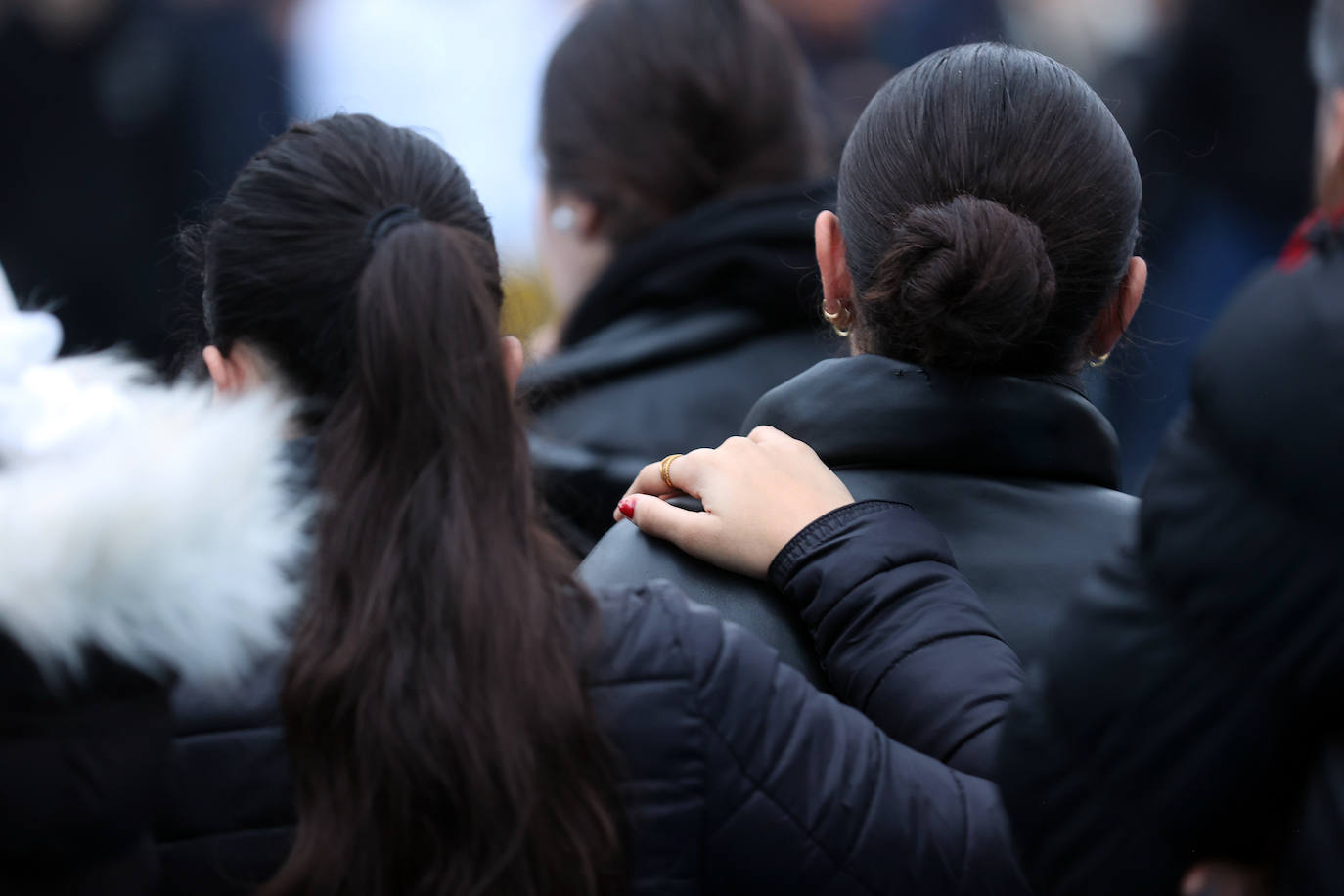 El emotivo minuto de silencio del IES Averrores por el joven apuñalado en Córdoba, en imágenes