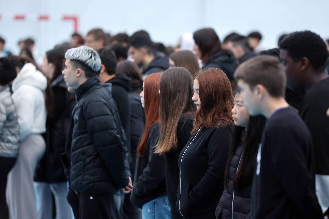 El emotivo minuto de silencio del IES Averrores por el joven apuñalado en Córdoba, en imágenes