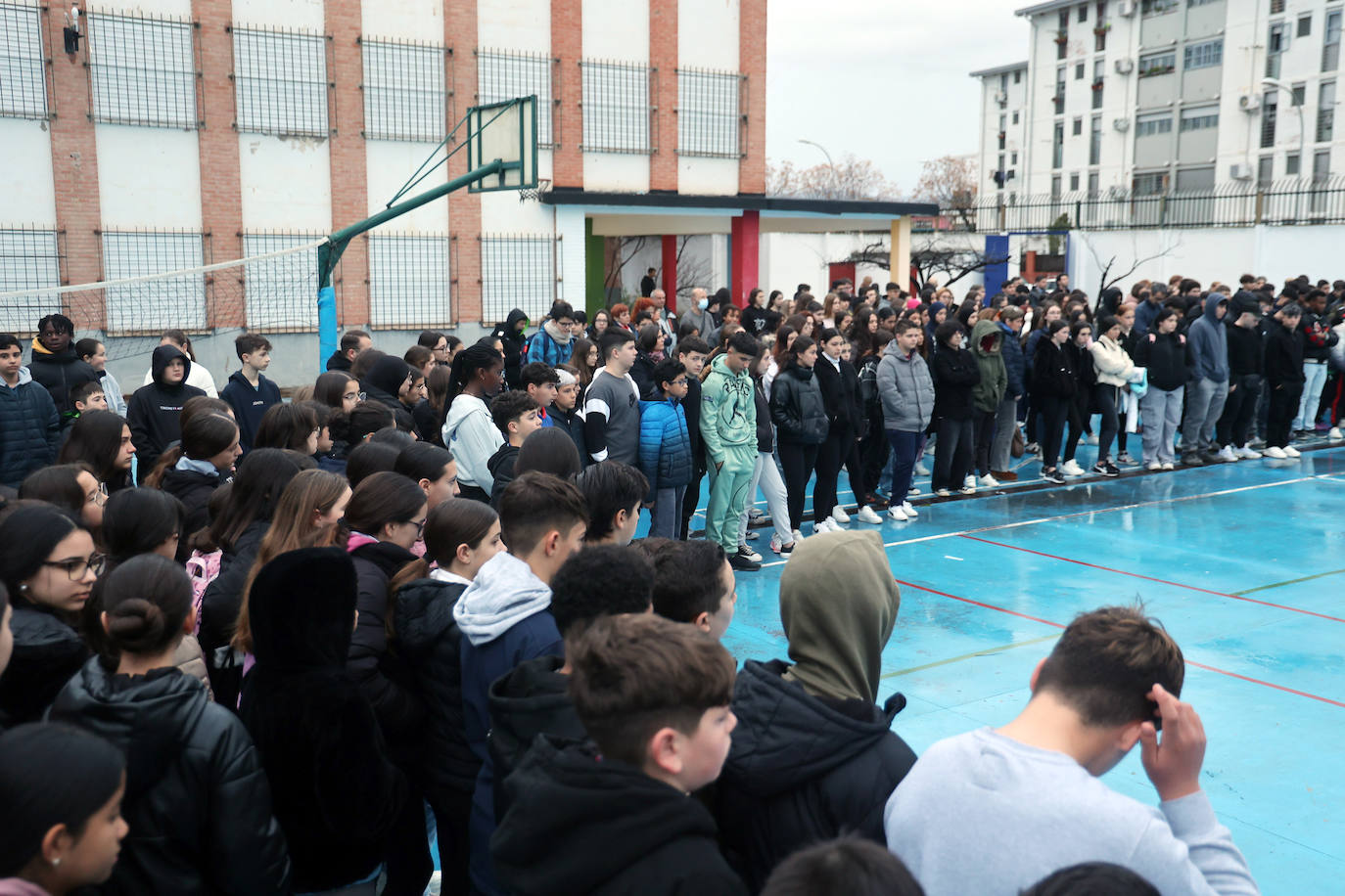 El emotivo minuto de silencio del IES Averrores por el joven apuñalado en Córdoba, en imágenes