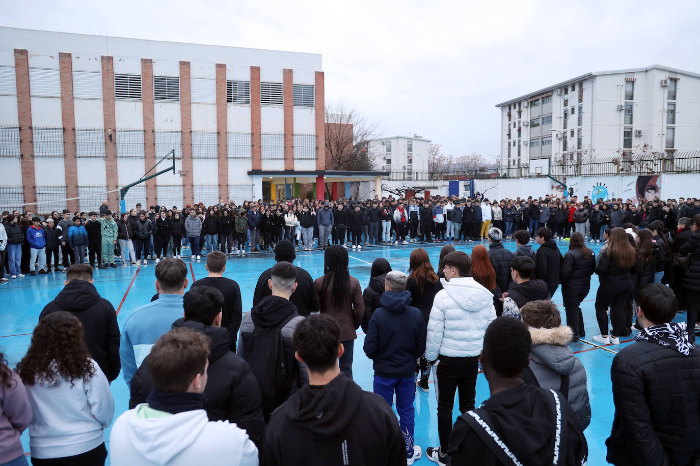 El emotivo minuto de silencio del IES Averrores por el joven apuñalado en Córdoba, en imágenes