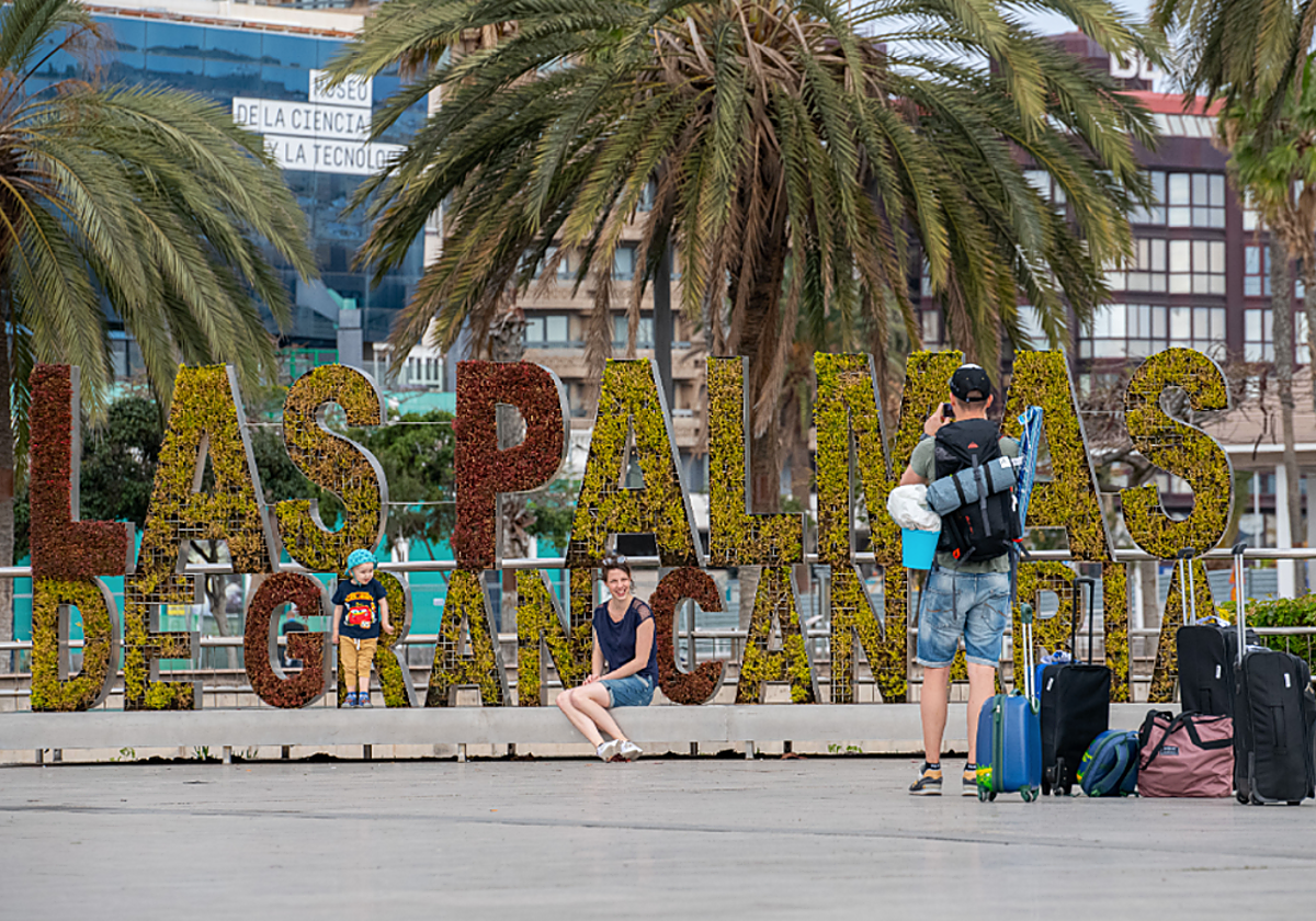 Turistas se sacan una foto en el Parque Santa Catalina en Las Palmas de Gran Canaria
