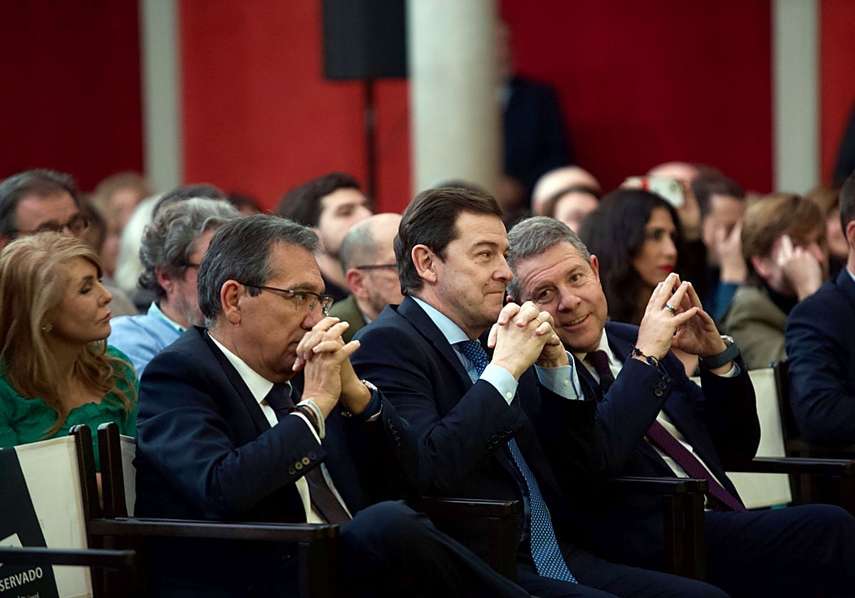 El presidente de la Junta de Castilla y León, Alfonso Fernández Mañueco, participa en la X edición del ciclo 'Letras en Sevilla - Políticos: ¿solución o problema?', junto al presidente de la Junta de Comunidades de Castilla-La Mancha, Emiliano García-Page