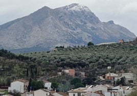 Primeros copos de nieve en la Tiñosa en Priego, el pico más alto de la provincia de Córdoba