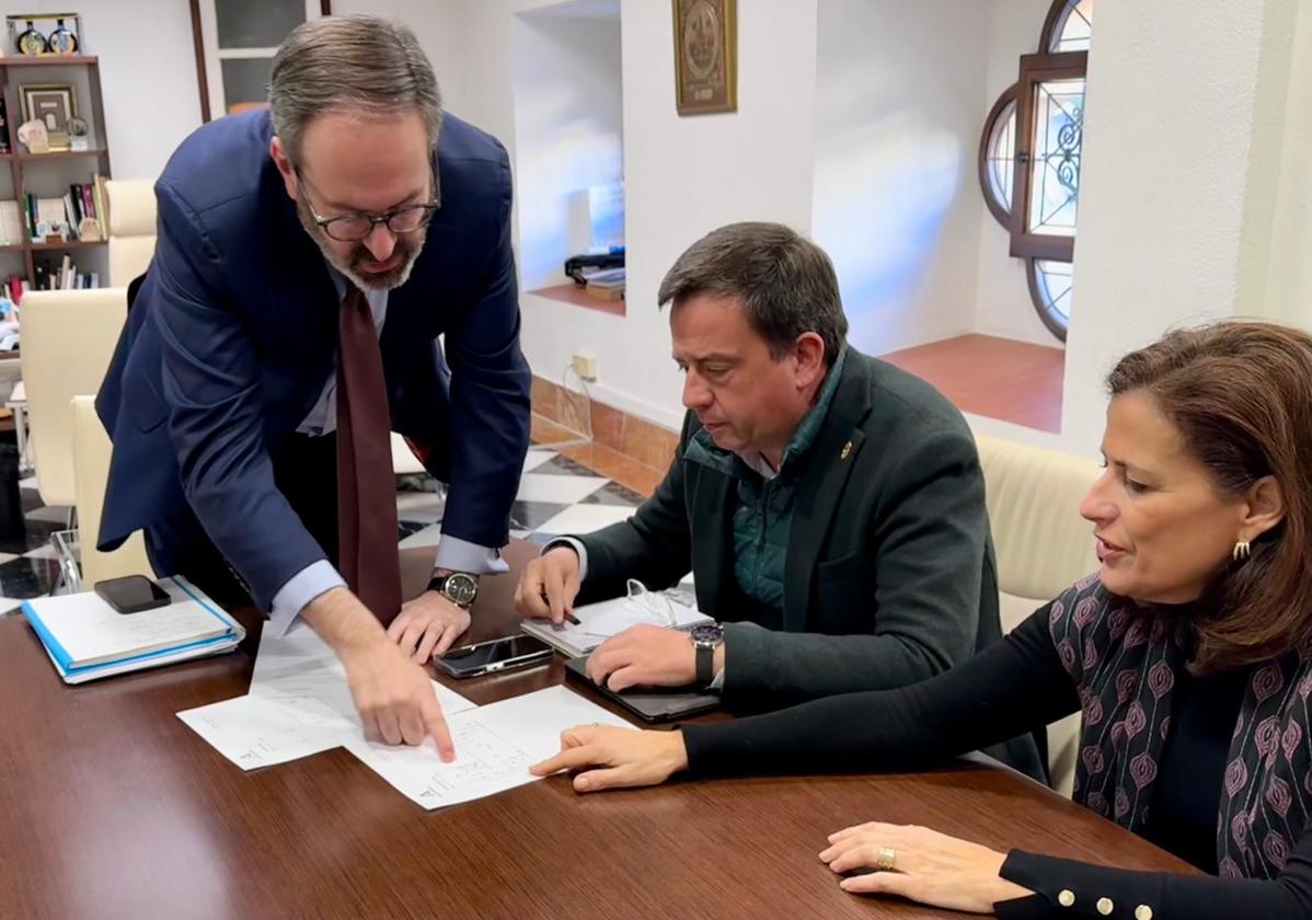 Reunión del delegado del Gobierno y el alcalde de Lucena para abordar proyectos sanitarios
