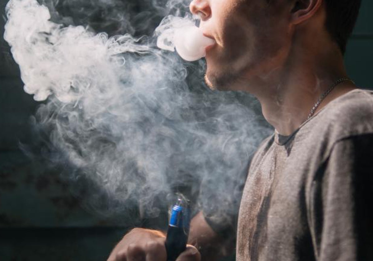 Un joven, con un vaper
