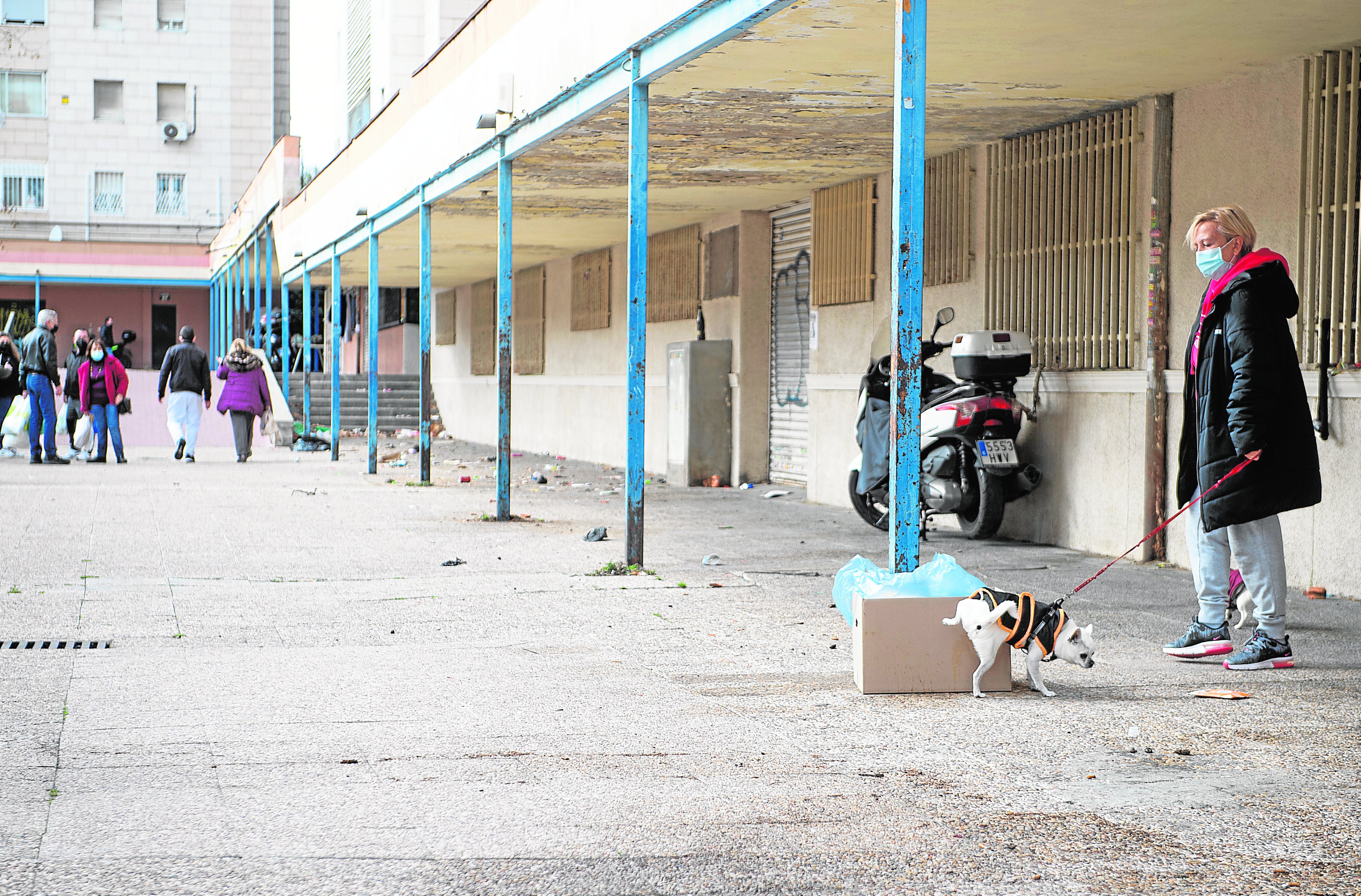 Una de las zonas interbloques olvidadas de San Blas