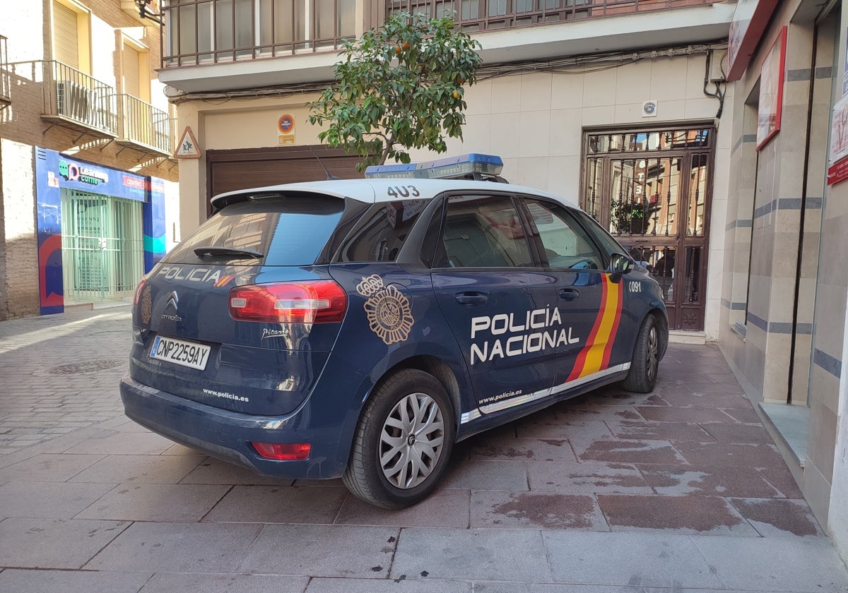 Un coche patrulla de la Policía Nacional en una calle de Lucena