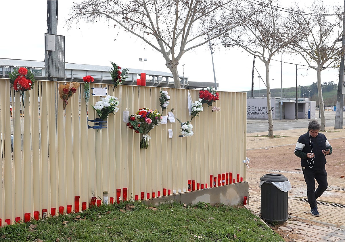 Flores y velas para recordar al menor fallecido por un apuñalamiento en el punto exacto del Arenal