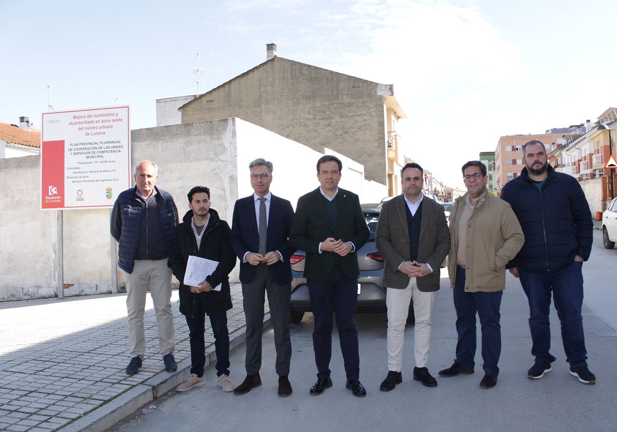 Vecinos junto al alcalde de Lucena y el vicepresdiente de la Diputación Andrés Lorite