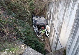 Así fue el complicado rescate de un conductor que cayó con su coche desde 4 metros de altura en Cabra