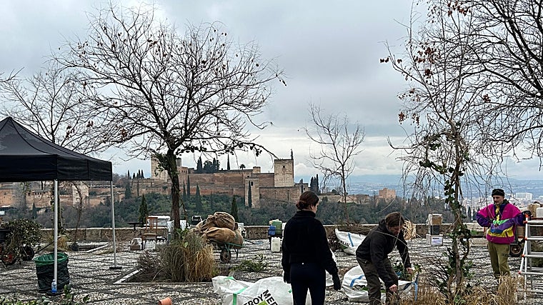 Un momento de la conversión del mirador de San Nicolás en un set de rodaje