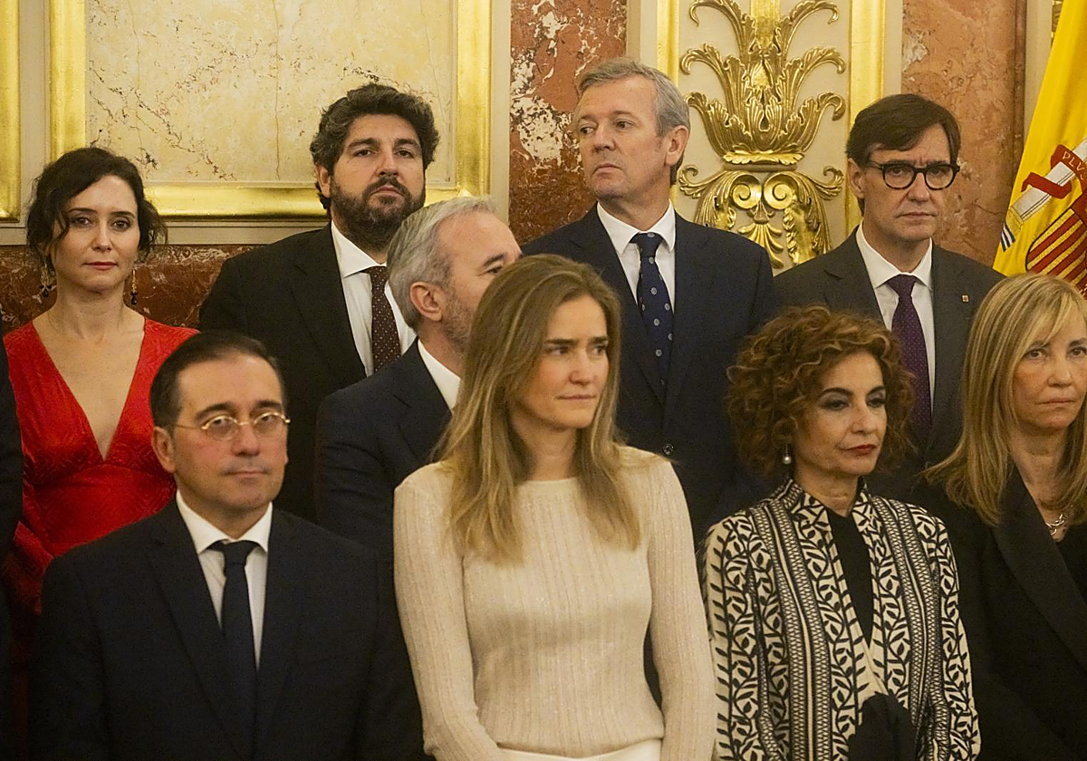 Isabel Díaz Ayuso (segunda fila, a la izquierda) y Salvador Illa, (segunda fila, a la derecha), el 6 de diciembre en el Congreso celebrando el Día de la Constitución