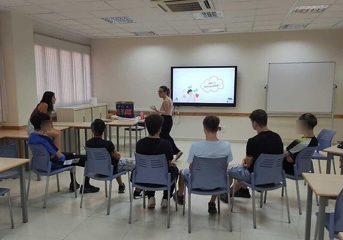 Una sesión grupal para la reinserción social de jóvenes en Andalucía