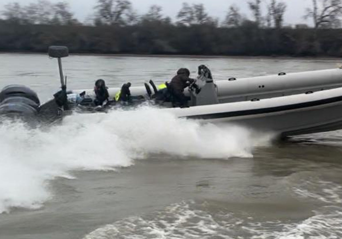 Una narcolancha por el río Guadalquivir