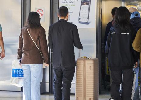 Imagen secundaria 1 - A la caza de taxis pirata en Barajas: «Piden 50 euros por coger un Uber»