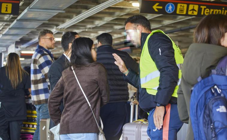 Imagen principal - A la caza de taxis pirata en Barajas: «Piden 50 euros por coger un Uber»