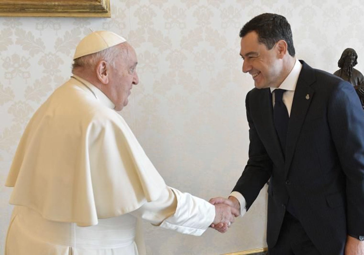 El papa Francisco y el presidente andaluz, Juanma Moreno