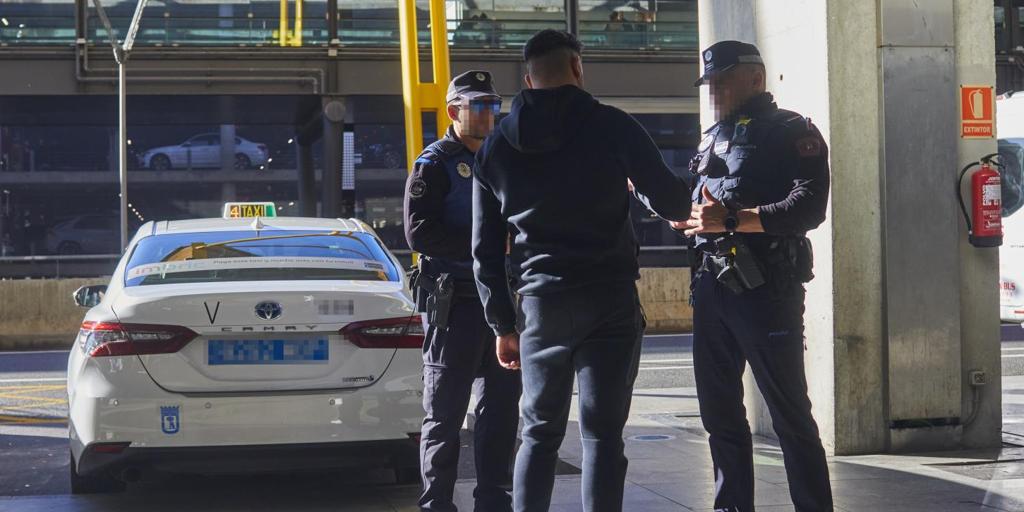 A la caza de taxis pirata en Barajas: «Piden 50 euros por coger un Uber»