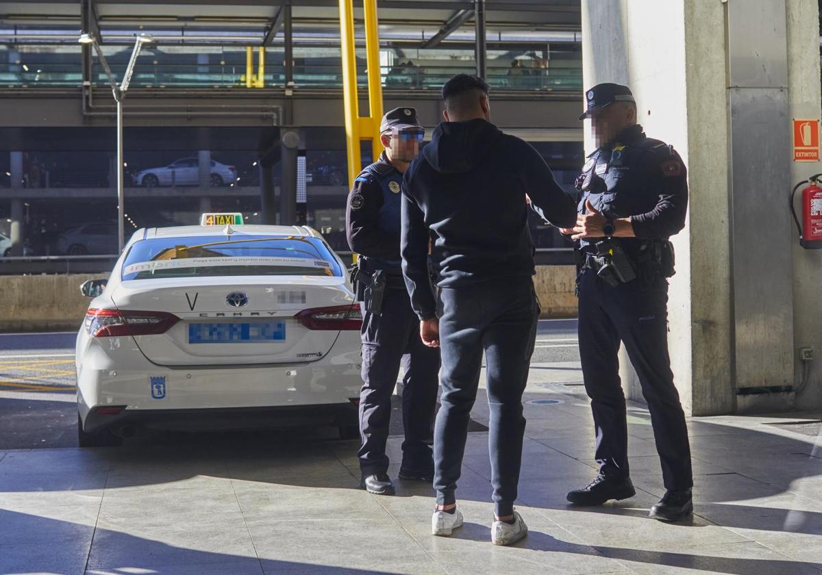 La Policía Municipal multa a un taxista con licencia en Barajas