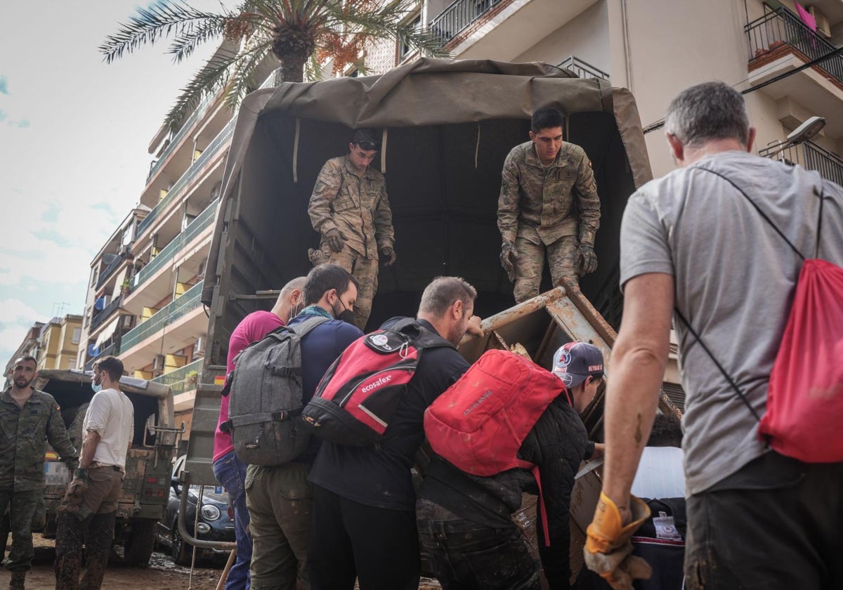 Militares y voluntarios en Valencia