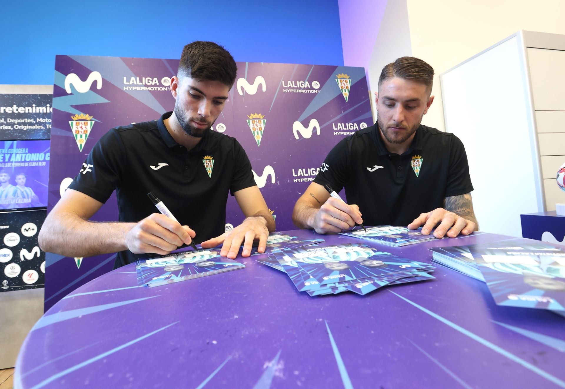 La multitudinaria firma de autógrafos de Théo Zidane y Antonio Casas, en imágenes