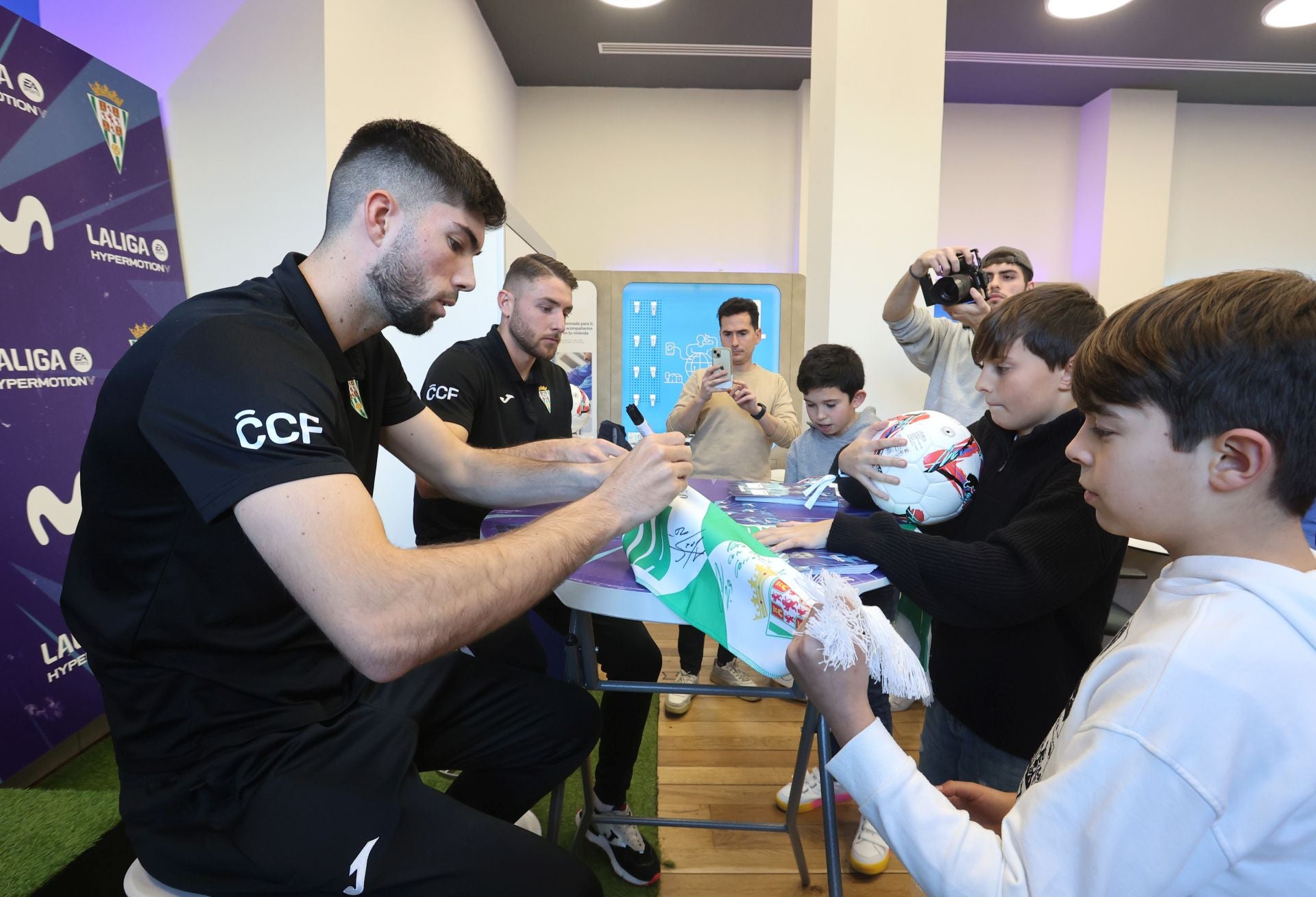 La multitudinaria firma de autógrafos de Théo Zidane y Antonio Casas, en imágenes