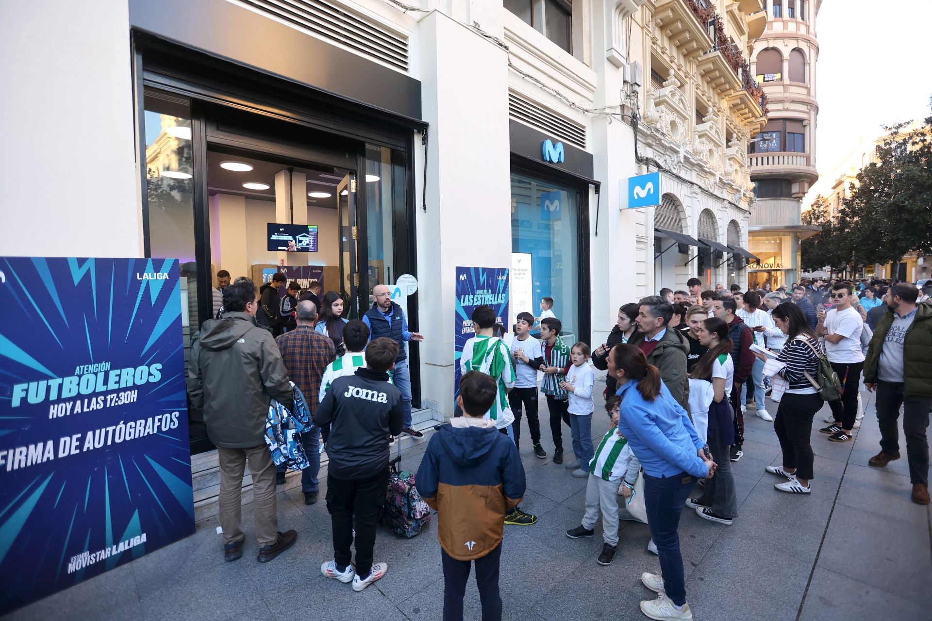 La multitudinaria firma de autógrafos de Théo Zidane y Antonio Casas, en imágenes