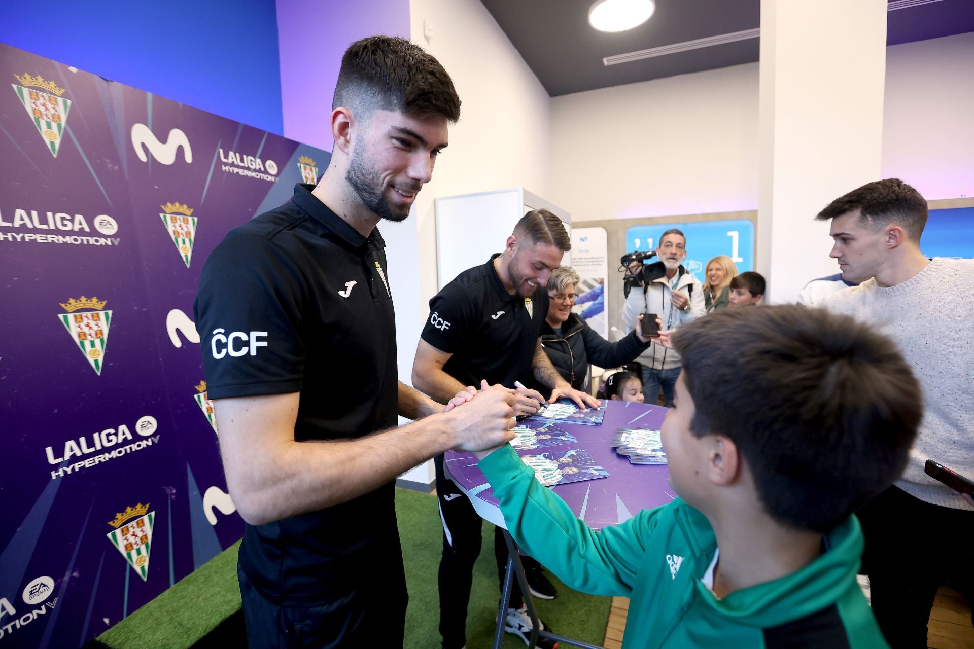 La multitudinaria firma de autógrafos de Théo Zidane y Antonio Casas, en imágenes