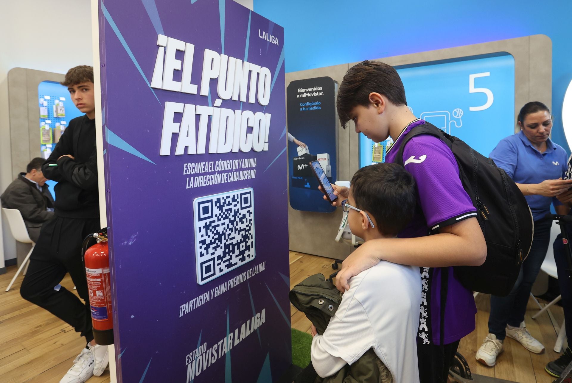 La multitudinaria firma de autógrafos de Théo Zidane y Antonio Casas, en imágenes