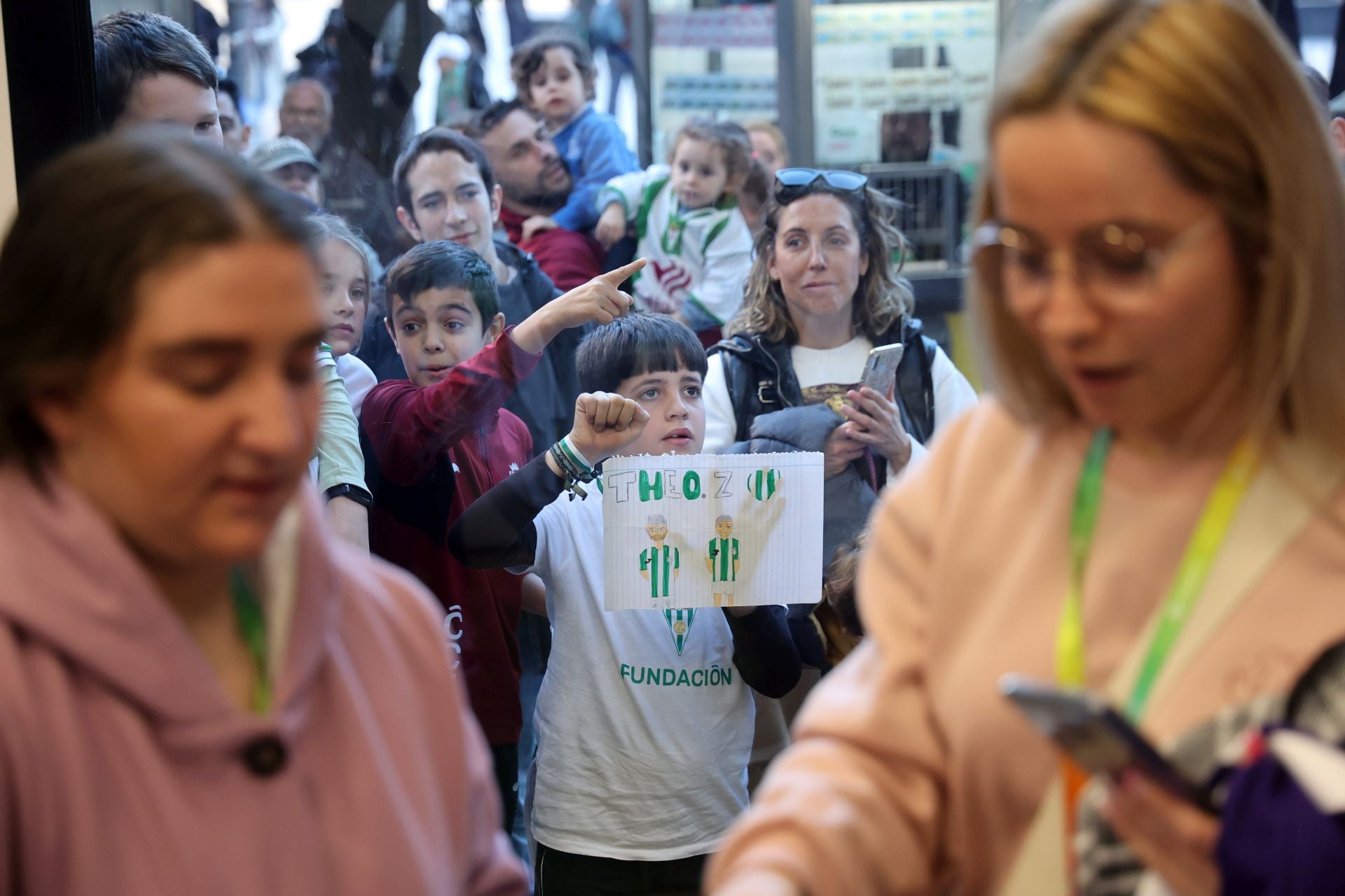 La multitudinaria firma de autógrafos de Théo Zidane y Antonio Casas, en imágenes