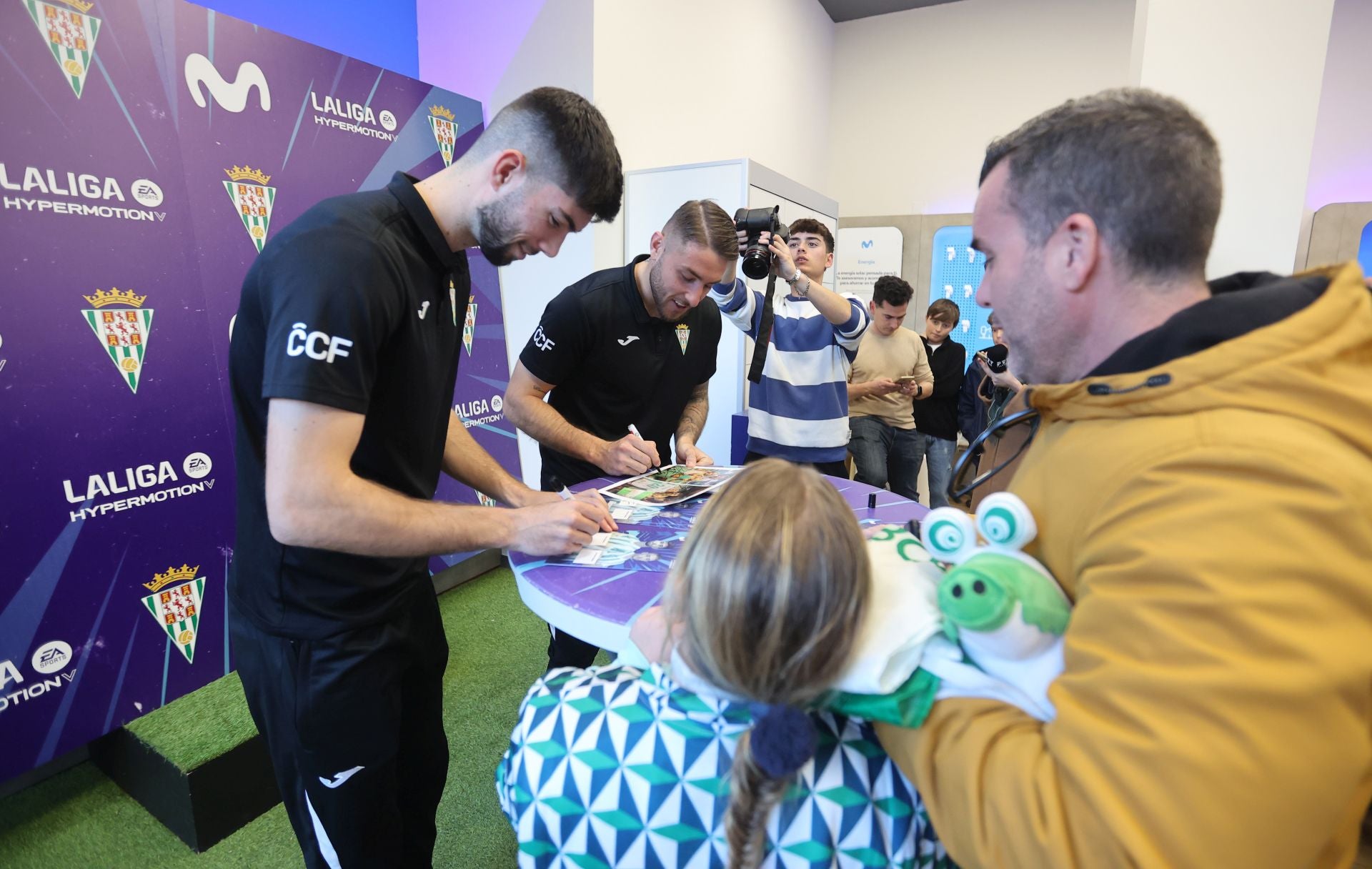La multitudinaria firma de autógrafos de Théo Zidane y Antonio Casas, en imágenes