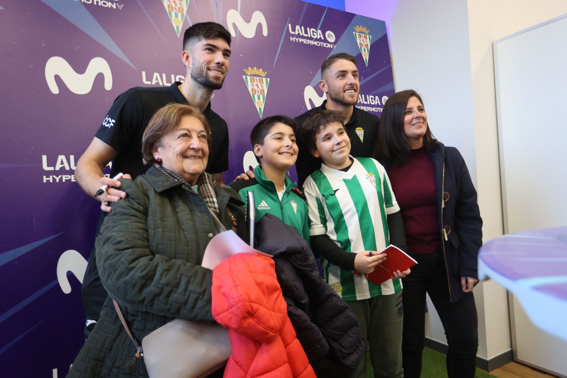 La multitudinaria firma de autógrafos de Théo Zidane y Antonio Casas, en imágenes