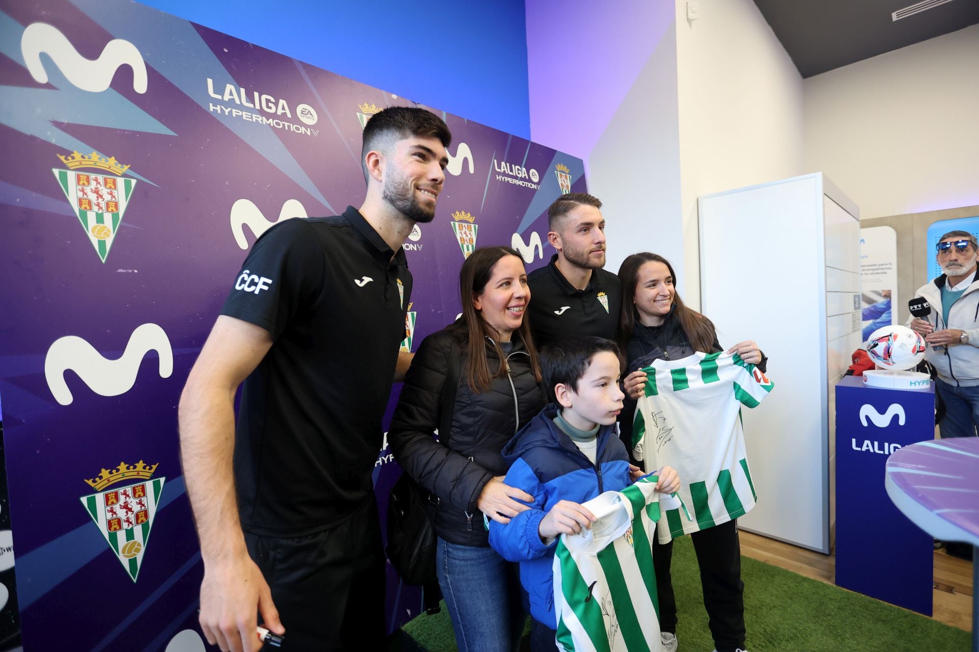 La multitudinaria firma de autógrafos de Théo Zidane y Antonio Casas, en imágenes